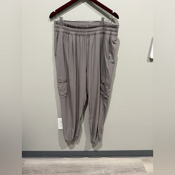 Vuori Women’s Villa Cargo Pants in Gray - Picture 4 of 6